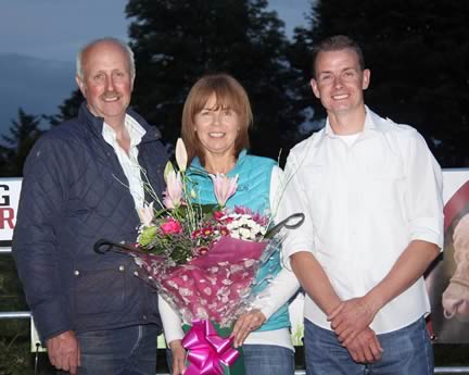 NI Club chairman Nigel Glasgow, and wife Phyllis, hosted the c annual stockjudging competition. They received a token of appreciation from vice-chairman Richard Rodgers.