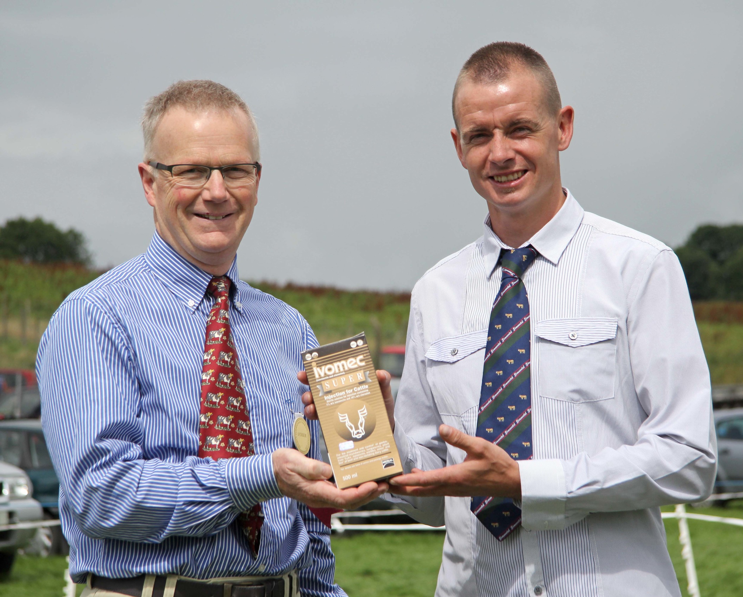 NI Simmental Cattle Breeders' Club chairman Richard Rodgers is pictured with Philip Clarke, Merial Animal Health, sponsor of the Ivomec Super Simmental Pair of the Year competition. 