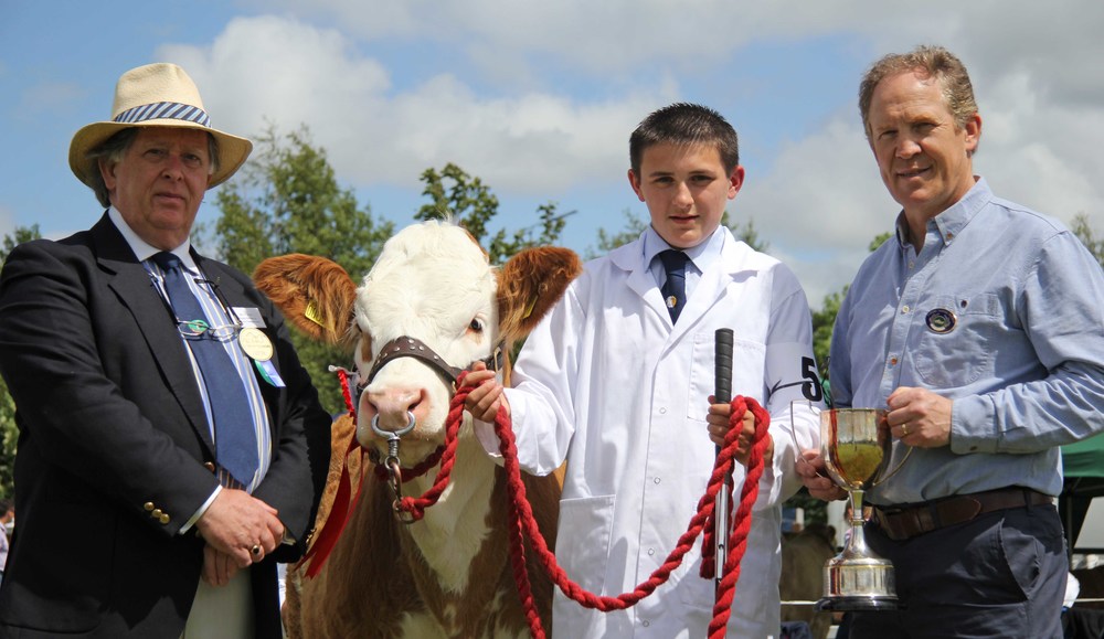  Champion beef young handler at Omagh Show was Jason Whitcroft from Armagh. He recieved the trophy from judge Vaughan Byrne, Dromara; and sponsor Ken Armstrong. 