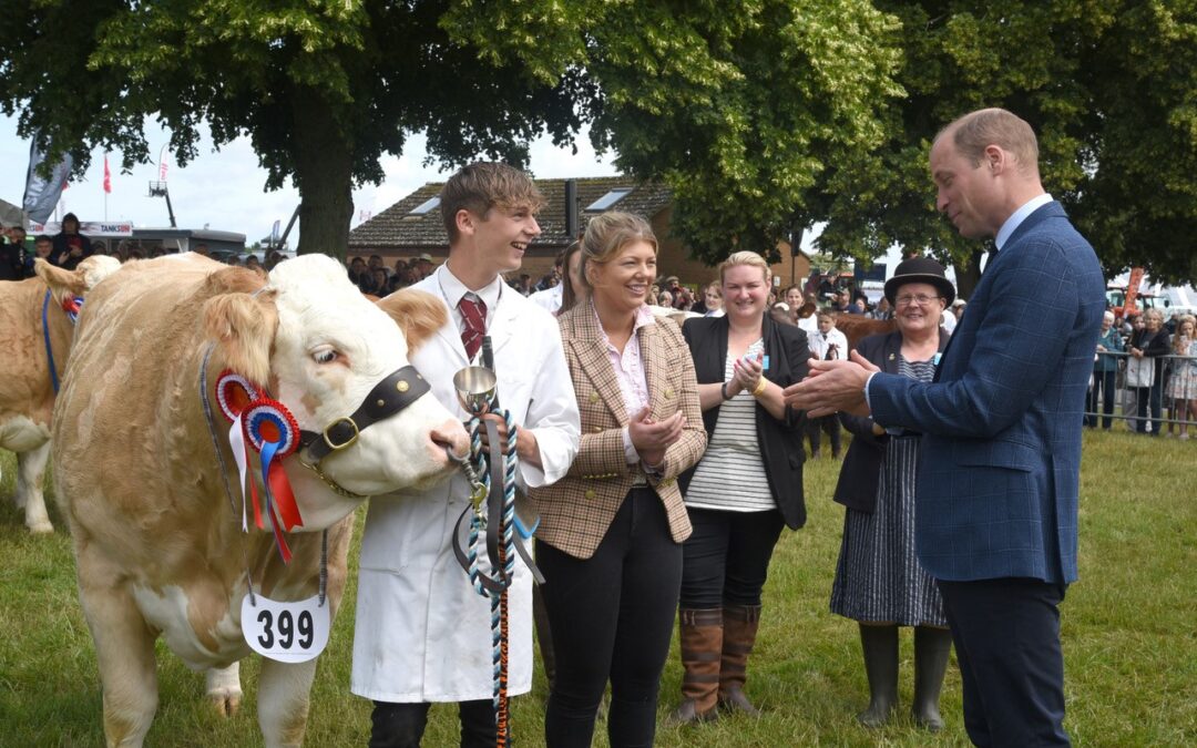 WILLIAM, PRINCE OF WALES PRESENTS ROYAL NORFOLK YOUNG HANDLERS TROPHY TO SIMMENTAL BREEDER FINLAY SOUTTER (17)